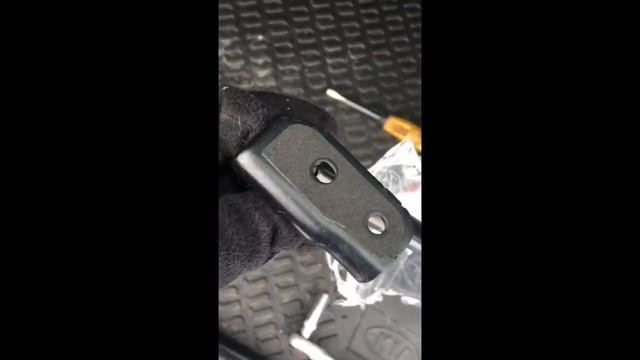 Kia Sportage 4 (2016) ржавчина под кронштейном газового упора багажника смотреть онлайн