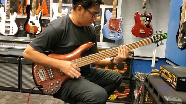 Ibanez SDGR Bass Testing @ Guitar Center Cerritos Branch смотреть онлайн