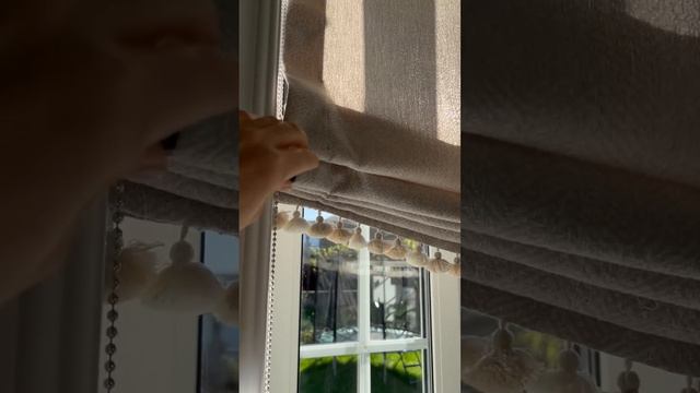 Римская штора с декоративными помпонами
