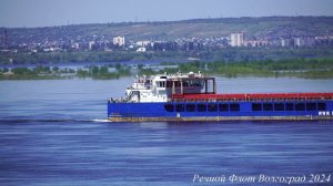 Теплоход ПОЛА ГАЛИ на Волге проходит Волгоград