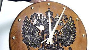 Большие настенные часы из массива дерева Герб России–обзор от магазина подарков «Счастливый случай»