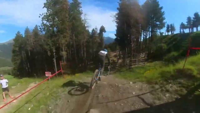 Vallnord Maxiavalanche- Mass Start Madness! Carnage + Congestion from the back of the grid.