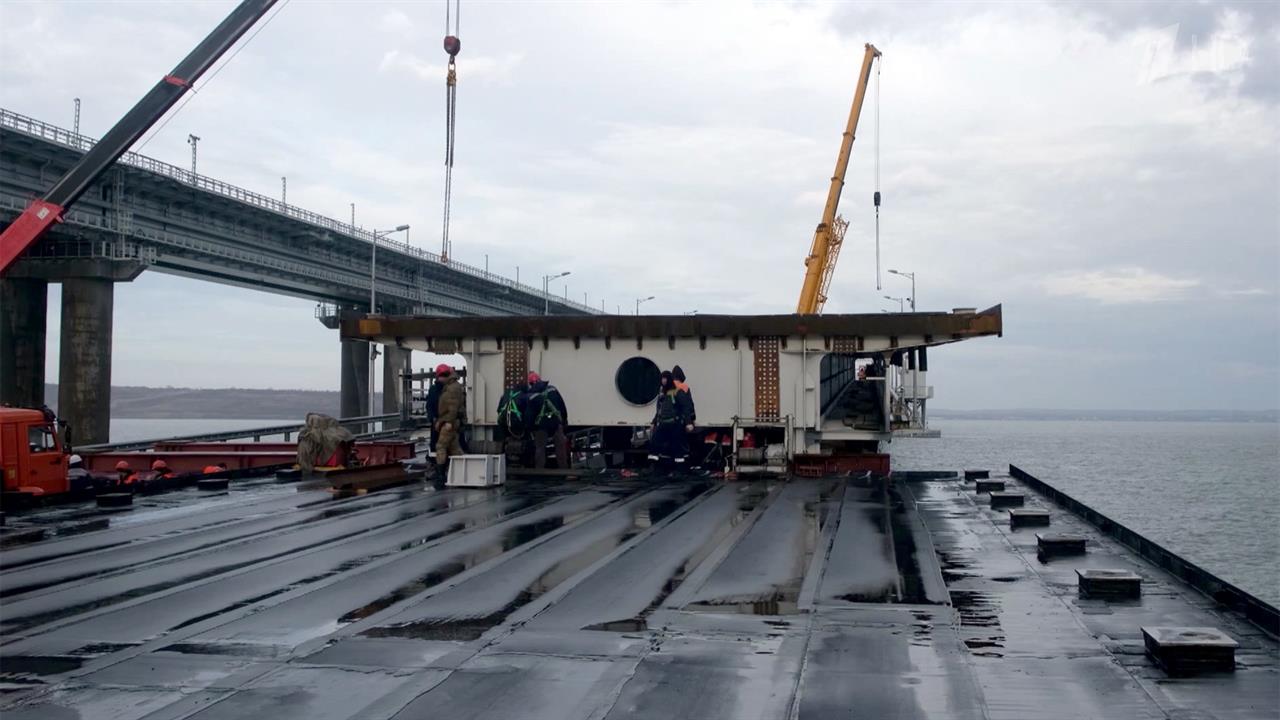На Крымском мосту строители заменили все четыре поврежденных в результате теракта пролета