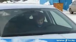 [Репортаж] 8 летняя девочка едет за рулём машины 100км/ч