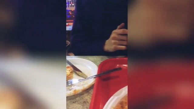 Как едят пиццу... смотреть онлайн