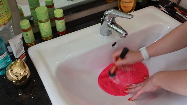 How to Clean Makeup Brushes and Beauty Sponges | Quickest & Easiest Way смотреть онлайн