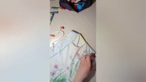 Как разрисовать одежду восковыми карандашами?