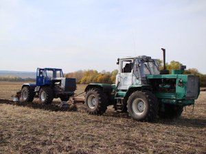 Two tractor T-150K plowing /// Два трактора Т-150к пашут зябь