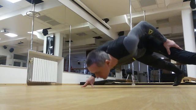 Отжимание на 3-х пальцах одной руки. смотреть онлайн