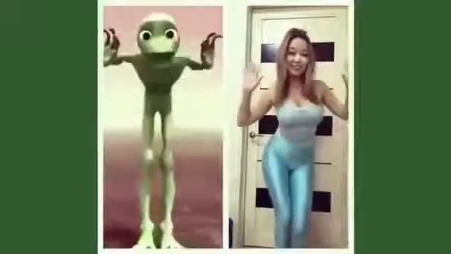 Зелёный человечек танцует Dame tu Cosito инопланетянин танцует девушка повторила смотреть онлайн