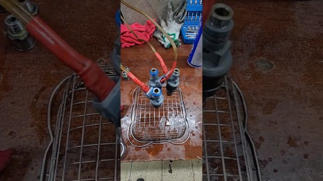 Audi a4 заклиневшие  в хлам  бензиновые форсунки. Приводит в рабочее состояние . смотреть онлайн