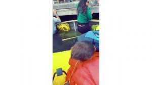 Мужик держал каноэ до последнего