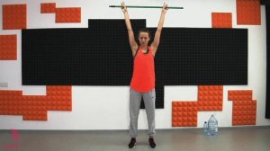 Тренировка дома с палкой. Акцент на мышцы спины и рук