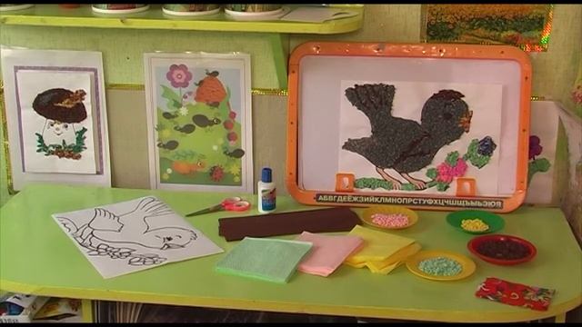 Пташка на гілці. Аплікація кульками смотреть онлайн