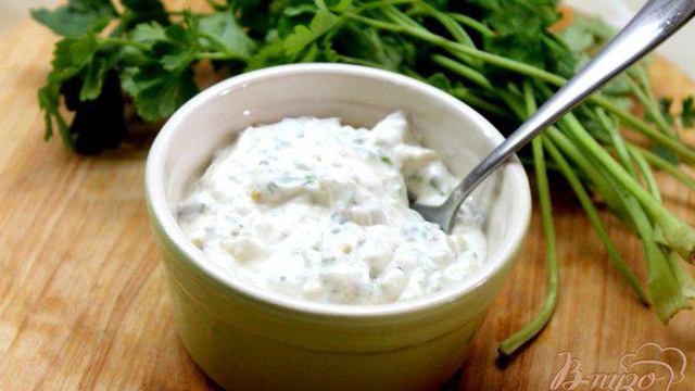 Соус из соленых огурцов и горчицы в зернах