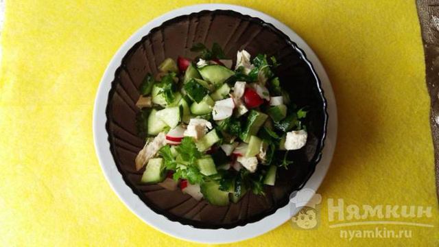 Салат со свежим огурцом, редиской и курицей