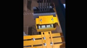 Устройство для очистки и смазки канатов лифта.