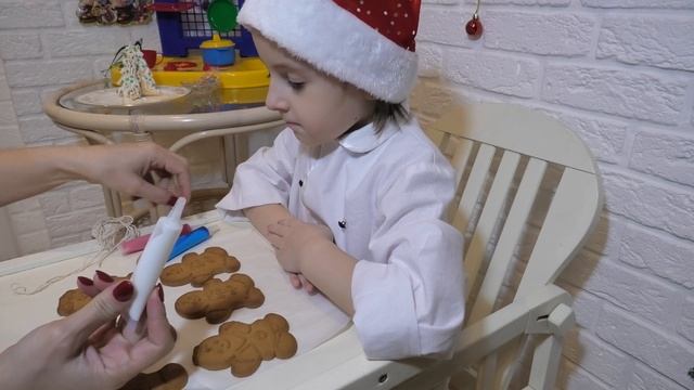 УКРАШАЕМ ЕЛОЧКУ ПРЯНИКАМИ. ГОТОВИМСЯ К НОВОМУ ГОДУ. Аня украшает ёлку. смотреть онлайн