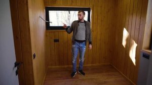 Стильный модульный дом с террасами и навесом/Просторная гостиная с панорамными окнами/Prefab/Рум-ту