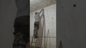 Утепление эковатой стен изнутри дома на стадии ремонта