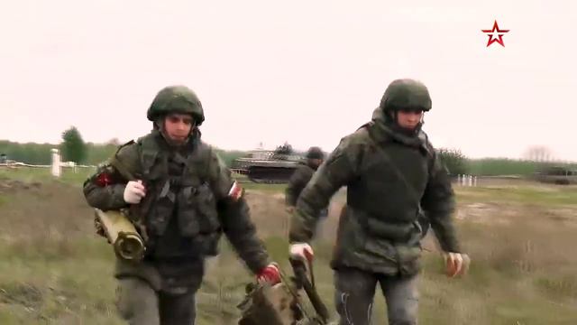 Tankmen and motorized riflemen held spectacular exercises at the training ground near Voronezh смотреть онлайн