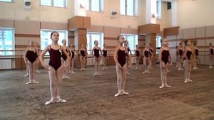 Урок классического танца 3 класс (девочки) 2012г. часть 2