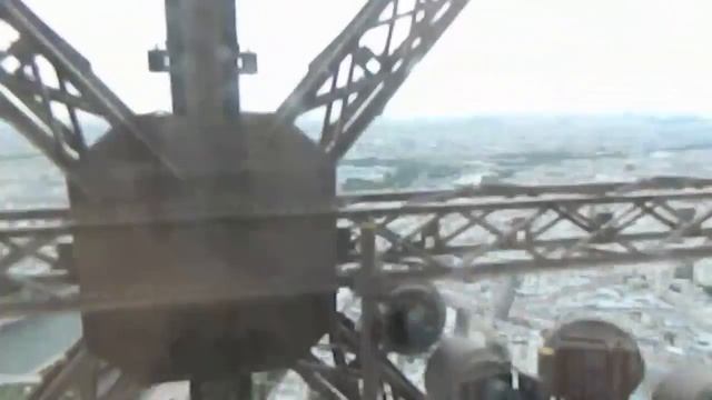 Эйфелева башня, лифт Подъём на самый верх 276,13 м смотреть онлайн