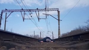 Лёг между рельс на шпалы, захотелось полежать между рельсами. Хочу попробовать лечь под поезд...