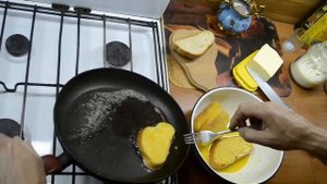 Как пожарить сладкие гренки из батона с яйцом и молоком по бабушкиному рецепту