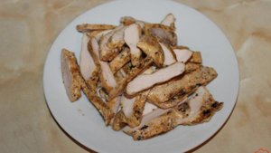 Салат из айсберга, куриного филе и помидоров