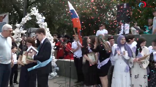 На центральной площади Буйнакска прошел бал выпускников смотреть онлайн