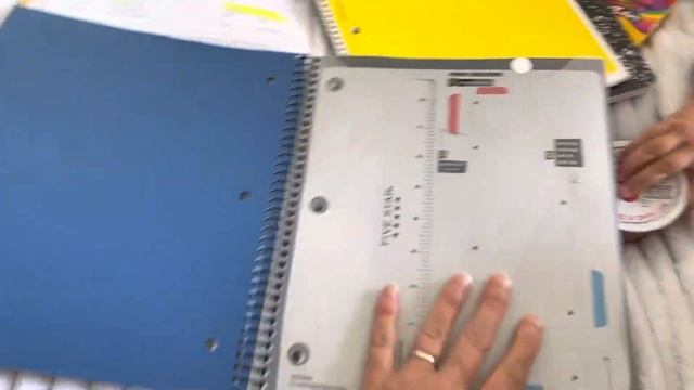 Детей приняли в школу. Рассматриваем подарки со школы и с банка детям. смотреть онлайн