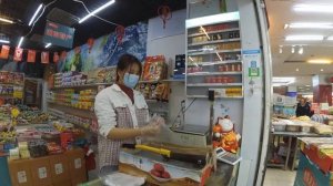 Китай, Шеньчжэнь, рынок сушеных продуктов начинает работать