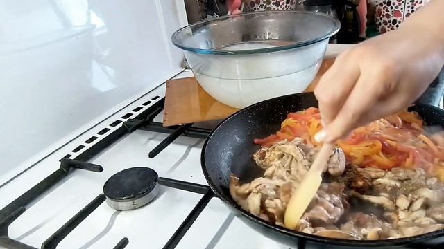 неКЛАССИЧЕСКАЯ горячая ФУНЧОЗА с овощами и курицей. Супер быстро и вкусно! #фунчоза #рисоваялапша