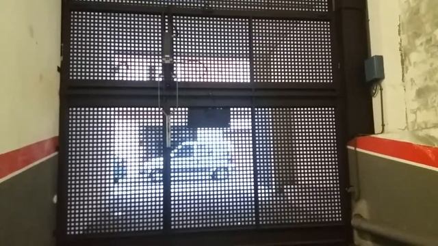 Автоматические гидравлические гаражные ворота в Испании смотреть онлайн