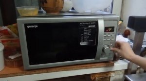Пластиковая тарелка в микроволновке