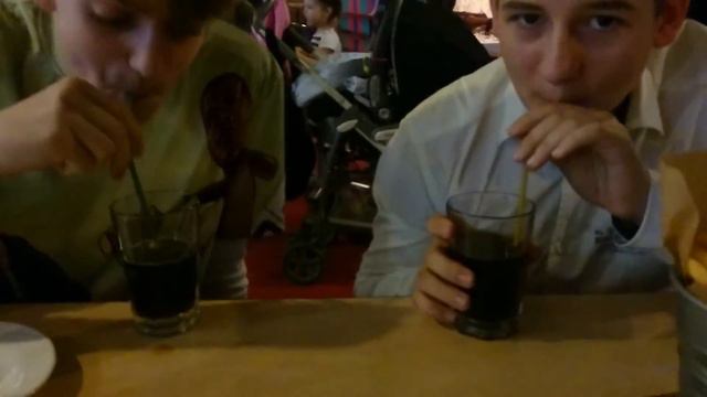 Кто быстрее выпьет?! смотреть онлайн