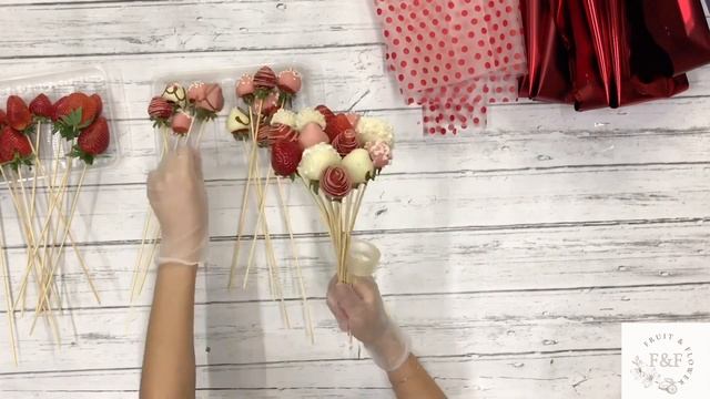 Создаём букет из цветов и клубники