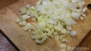 Куриная печень тушеная с луком в кефире