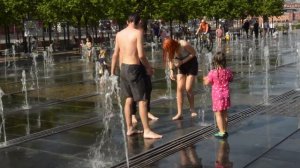 We even carry girls in the fountain on our hands! :-) / Девушек даже в фонтане на руках носим! :-)