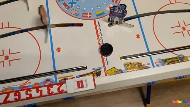 Дети играют в большой настольный хоккей смотреть онлайн