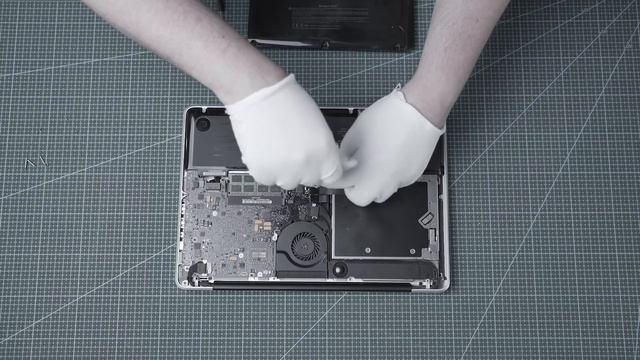 Wymiana baterii w laptopie Apple MacBook Pro A1278  AMSO x Świat Baterii