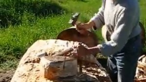 Вырезаю из дерева скульптуру сидячего ангела