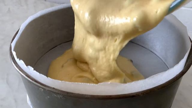 Скорее сохраняйте рецепт! Пышный пирог на кефире с финиками. За 5 минут все смешал и в духовку!