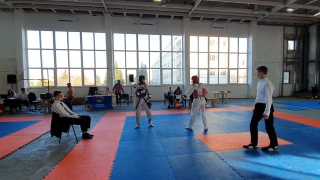 Илья Пергунов красный жилет (2) смотреть онлайн