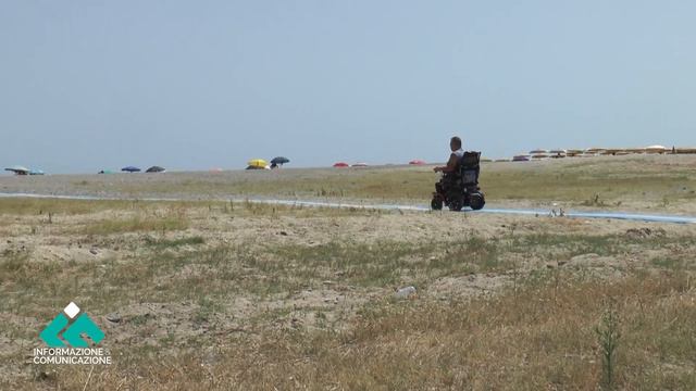 Corigliano-Rossano, disagi all’accesso in spiaggia disabili in piazza смотреть онлайн