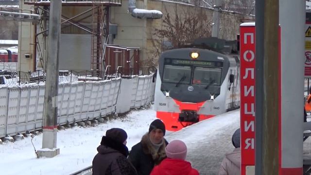 Электропоезда ЭД4М-0165 и ЭД4М-0445 "ЦППК", платформа Фрезер
