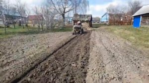 Стелс Гепард 800 пашет плугом