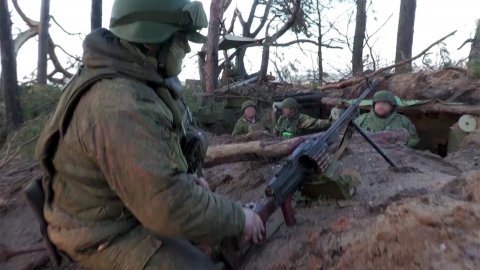 Репортаж съемочной группы Первого канала о работе десантников на передовой