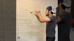 Упражнение на реакцию и точность . С теннисным мячом . Тренировка по боксу .